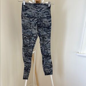 Lululemon Athletica Black and Gray Leggings with Camouflage Print